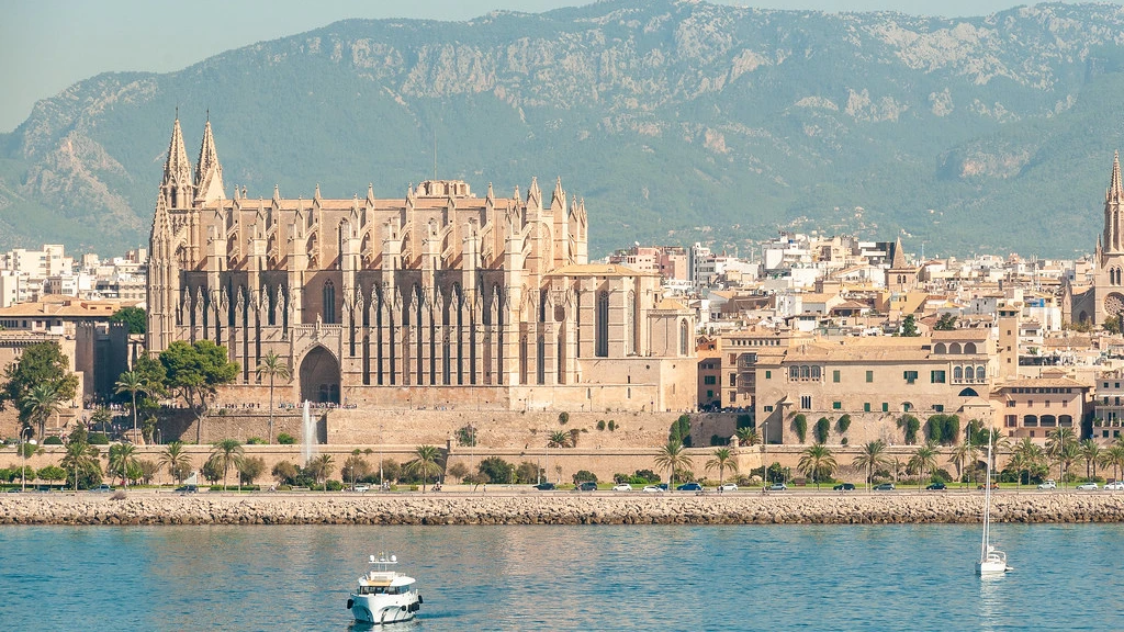 Basilica de Santa Maria Palma de Mallorca - discover the city with a rental car