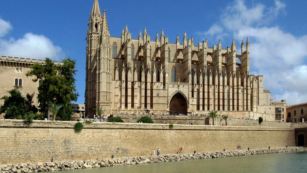 Catedral-Basílica de Santa María La Seu Palma de Mallorca viewed from the seafront