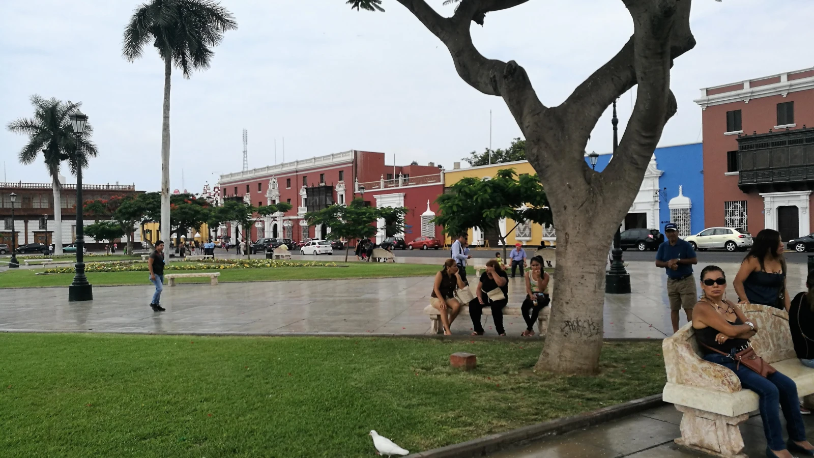 Plaza near La Seu Cathedral in Palma de Mallorca accessible by no deposit car rental