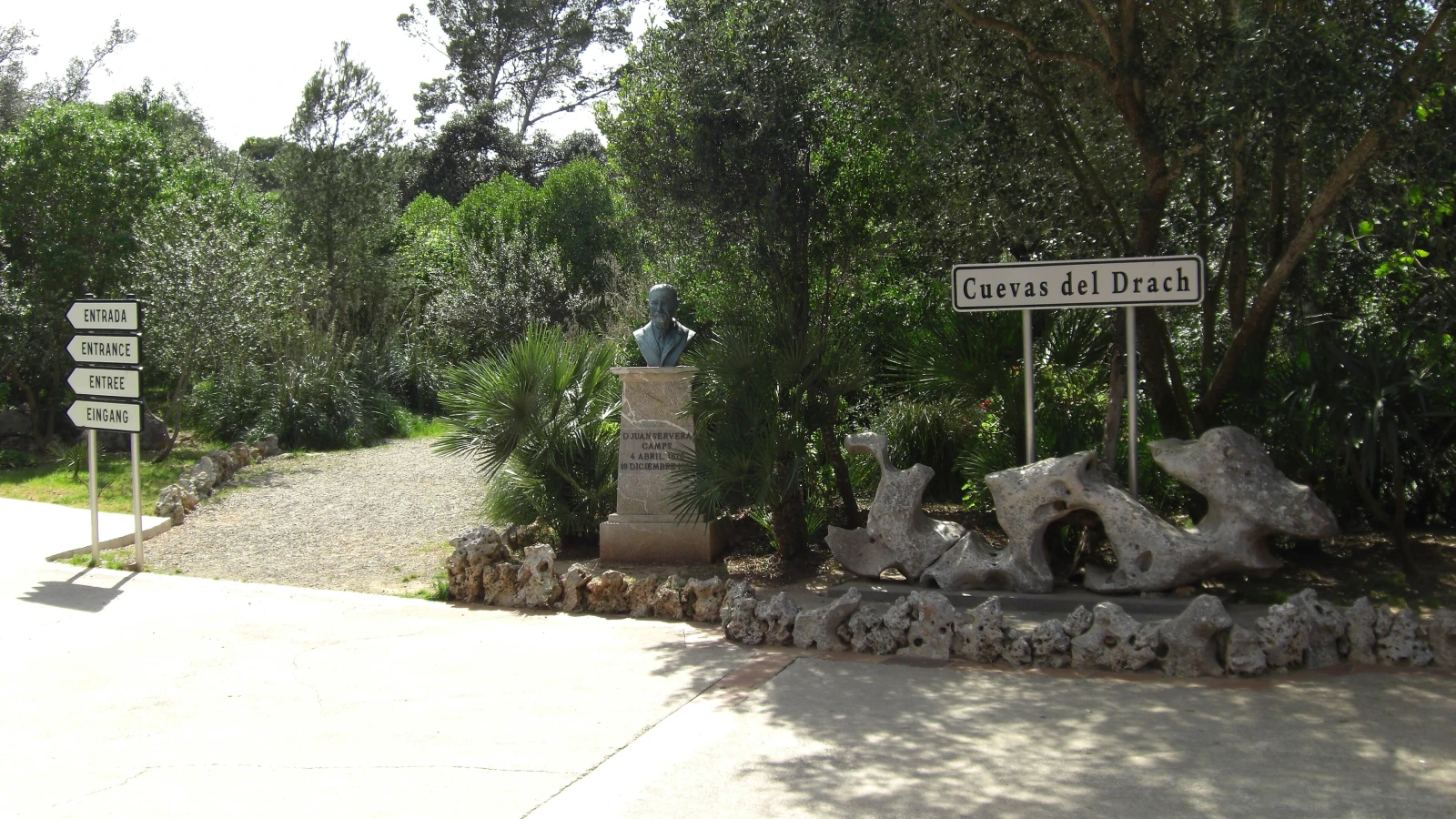 Cuevas del Drach cave lake viewed on a day trip by rental car from Palma de Mallorca