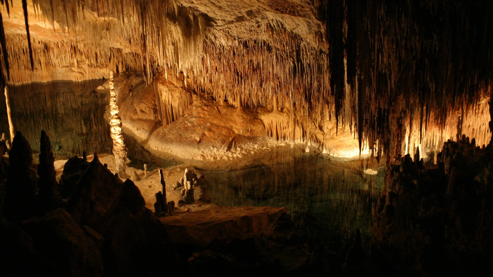 Interior of Cuevas del Drach accessible by rental car from Palma de Mallorca